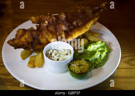 Fish &amp; Chips serviert auf einem Teller in Malton, North Yorkshire, Vereinigtes Königreich. Stockfoto