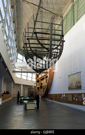 Unterwasser-Archäologie-Museum, hängt von der Decke, Cut-away der beladenes Schiff an Wand Modell der phönizischen Schiffsrumpf. Stockfoto