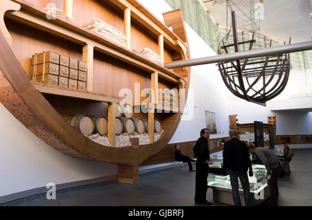 Unterwasser-Archäologie-Museum, hängt von der Decke, Cut-away der beladenes Schiff an Wand Modell der phönizischen Schiffsrumpf. Stockfoto