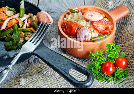 Reis mit Wurst, Gemüse und Kräutern Stockfoto