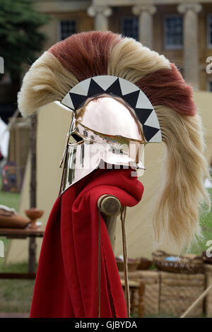 Hopliten. Reenactment. Antiken griechischen Soldaten Helm Stockfoto