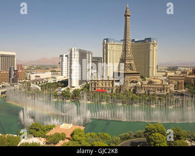 Blick auf den Las Vegas Streifen von Bellagio entfernt, einschließlich der Brunnen und Paris Stockfoto