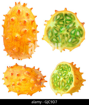 Isolierte Kiwano. Sammlung von ganze und geschnittene gehörnten Melonen (Kiwano) isoliert auf weißem Hintergrund mit Beschneidungspfad Stockfoto