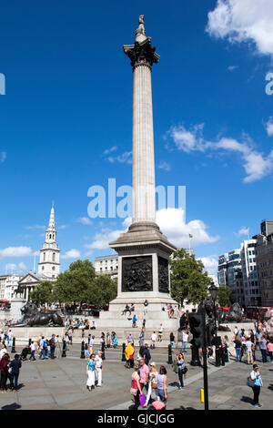 Nelson Säule Denkmal auf dem Trafalgar Square im Zentrum von London Stockfoto