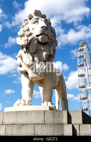 Das London Eye Riesenrad am Südufer der Themse in London UK Stockfoto