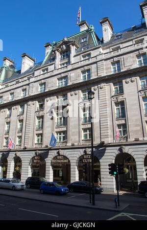 Das Ritz Hotel Grade II aufgeführten 5-Sterne-Hotel befindet sich in Piccadilly in London zeigt das äußere des Restaurants Stockfoto