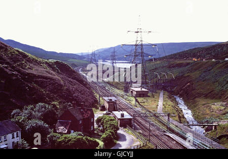 1978 sonnigen Sommer Tagesansicht, Blick nach Westen von der A628-Parkplatz oberhalb der Woodhead-Tunnel der Eisenbahnlinie der Trans-Pennine Woodhead, 1845 eröffnet und geschlossen im Jahr 1981, gefolgt von einer 400 kV Strom Übertragungsleitung aus dem Jahr 1963, Woodhead, Peak District National Park, North Derbyshire UK Stockfoto