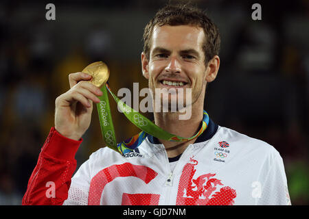 Der Brite Andy Murray mit seine Goldmedaille nach Sieg in der Herren-Einzel-Finale im Olympischen Tenniszentrum am neunten Tag der Olympischen Spiele in Rio, Brasilien. Stockfoto