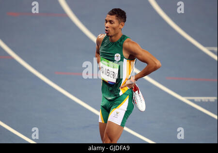 Der Südafrikaner Wayde van Niekerk hat am neunten Tag der Olympischen Spiele in Rio, Brasilien, die Goldmedaille in den 400 Metern der Männer in einer neuen Weltrekordzeit von 43.03 im Olympiastadion gewonnen. DRÜCKEN SIE VERBANDSFOTO. Bilddatum: Montag, 15. August 2016. Bildnachweis sollte lauten: Mike Egerton/PA Wire. Stockfoto