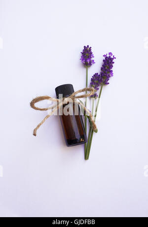 Ätherisches Öl und Lavendel Blumen Stockfoto