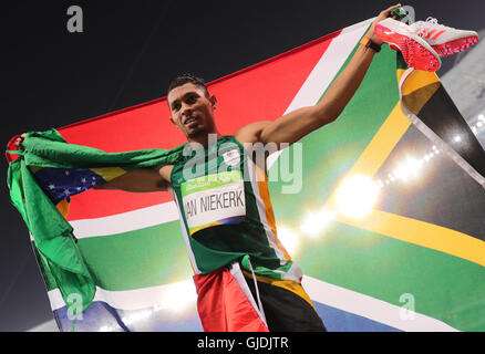 Rio De Janeiro, Brasilien. 14. August 2016. Wayde van Niekerk von Südafrika feiert nach Sieg mit einer Welt aufnehmen die Männer 400m Finale die athletische, Spur und Feld-Ereignisse während der Rio 2016 Olympischen Spiele im Olympiastadion in Rio De Janeiro, Brasilien, 14. August 2016. Foto: Michael Kappeler/Dpa/Alamy Live News Stockfoto