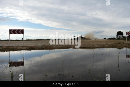 Moskau, Russland. 13. August 2016. Mitglieder des Teams von Belarus besuchen Sie die internationale Armee Spiele 2016 in Alabino, außerhalb von Moskau, Russland, am 13. August 2016. Die internationale Armee Spiele 2016 kam zu einem Ende am Samstag. © Dai Tianfang/Xinhua/Alamy Live-Nachrichten Stockfoto