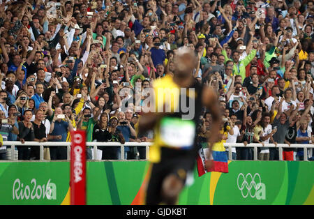 Rio De Janeiro, RJ, Brasilien. 14. August 2016. Die Fans verrückt nach Bolt Crosseds der finnischen Linie in den 100, die Goldmedaille zu gewinnen. Herren 100-Meter-Finale. Jamaikas Usain Bolt gewinnt Gold wieder schlagen die USA Justin Gatlin.] 2016 Olympischen Sommerspiele - Rio Brazil.brian.peterson@startribune.com.Rio de Janeiro, Brasilien - 14.08.2016. Bildnachweis: Brian Peterson/Star Tribune/ZUMA Draht/Alamy Live-Nachrichten Stockfoto