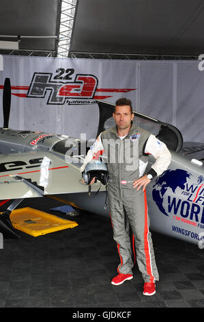 Hannes Arch (AUT) neben seinem Zivko Aeronautics Edge 540 Racing Flugzeug in den Hangar steht kurz vor dem letzten Rennen in der Red Bull Air Race, Ascot, Vereinigtes Königreich.  Das Red Bull Air Race verfügt über die weltweit besten Race-Piloten in eine reine Motorsport-Wettbewerb, der Schnelligkeit, Präzision und Geschick kombiniert. Verwenden die schnellste und wendigste, leichte racing Flugzeuge, schlagen Piloten Geschwindigkeiten von 370kmh, während dauerhafte Kräfte von bis zu 10G, wie sie eine Low-Level-Slalomstrecke navigieren durch 25 Meter hohen, luftgefüllten Pylonen markiert.  Bogen wurde Dritter bei den letzten Rennen gewann Bronze. Matt Hall (AUS) gewann unter Stockfoto