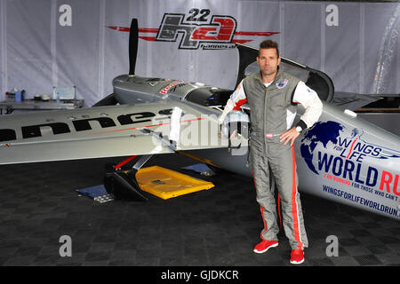 Hannes Arch (AUT) neben seinem Zivko Aeronautics Edge 540 Racing Flugzeug in den Hangar steht kurz vor dem letzten Rennen in der Red Bull Air Race, Ascot, Vereinigtes Königreich.  Das Red Bull Air Race verfügt über die weltweit besten Race-Piloten in eine reine Motorsport-Wettbewerb, der Schnelligkeit, Präzision und Geschick kombiniert. Verwenden die schnellste und wendigste, leichte racing Flugzeuge, schlagen Piloten Geschwindigkeiten von 370kmh, während dauerhafte Kräfte von bis zu 10G, wie sie eine Low-Level-Slalomstrecke navigieren durch 25 Meter hohen, luftgefüllten Pylonen markiert.  Bogen wurde Dritter bei den letzten Rennen gewann Bronze. Matt Hall (AUS) gewann unter Stockfoto