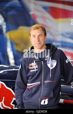 Martin Šonka (CZE) stand neben seinem Zivko Aeronautics Edge 540 Racing Flugzeug in den Hangar kurz vor dem letzten Rennen in der Red Bull Air Race, Ascot, Vereinigtes Königreich.  Das Red Bull Air Race verfügt über die weltweit besten Race-Piloten in eine reine Motorsport-Wettbewerb, der Schnelligkeit, Präzision und Geschick kombiniert. Verwenden die schnellste und wendigste, leichte racing Flugzeuge, schlagen Piloten Geschwindigkeiten von 370kmh, während dauerhafte Kräfte von bis zu 10G, wie sie eine Low-Level-Slalomstrecke navigieren durch 25 Meter hohen, luftgefüllten Pylonen markiert. Stockfoto