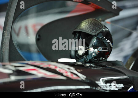 Der fliegende Helm von Pete McLeod (CAN)) ruht auf dem Rumpf sein Zivko Aeronautics Edge 540 Racing Flugzeug in den Hangar kurz vor dem letzten Rennen in der Red Bull Air Race, Ascot, Vereinigtes Königreich.  Das Red Bull Air Race verfügt über die weltweit besten Race-Piloten in eine reine Motorsport-Wettbewerb, der Schnelligkeit, Präzision und Geschick kombiniert. Verwenden die schnellste und wendigste, leichte racing Flugzeuge, schlagen Piloten Geschwindigkeiten von 370kmh, während dauerhafte Kräfte von bis zu 10G, wie sie eine Low-Level-Slalomstrecke navigieren durch 25 Meter hohen, luftgefüllten Pylonen markiert.  Die letzten Rennen Gewinner waren Matt Hall (AUS) Stockfoto