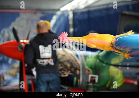Das Team Unterstützung von Petr Kopfstein (CZE) in der Red Bull Air Race kam auf amüsante Weise die Staurohr (zur Ermittlung der Fluggeschwindigkeit) auf seiner Zivko Aeronautics Edge 540 racing Flugzeug, ein Kautschuk-Huhn (die vor Flug entfernt ist) zu schützen.  Das Red Bull Air Race verfügt über die weltweit besten Race-Piloten in eine reine Motorsport-Wettbewerb, der Schnelligkeit, Präzision und Geschick kombiniert. Verwenden die schnellste und wendigste, leichte racing Flugzeuge, schlagen Piloten Geschwindigkeiten von 370kmh, während dauerhafte Kräfte von bis zu 10G, wie sie eine Low-Level-Slalomstrecke navigieren durch 25 Meter hohen, luftgefüllten Pylonen markiert.  Die Stockfoto