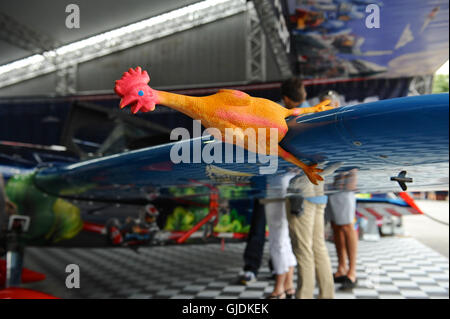 Das Team Unterstützung von Petr Kopfstein (CZE) in der Red Bull Air Race kam auf amüsante Weise die Staurohr (zur Ermittlung der Fluggeschwindigkeit) auf seiner Zivko Aeronautics Edge 540 racing Flugzeug, ein Kautschuk-Huhn (die vor Flug entfernt ist) zu schützen.  Das Red Bull Air Race verfügt über die weltweit besten Race-Piloten in eine reine Motorsport-Wettbewerb, der Schnelligkeit, Präzision und Geschick kombiniert. Verwenden die schnellste und wendigste, leichte racing Flugzeuge, schlagen Piloten Geschwindigkeiten von 370kmh, während dauerhafte Kräfte von bis zu 10G, wie sie eine Low-Level-Slalomstrecke navigieren durch 25 Meter hohen, luftgefüllten Pylonen markiert.  Die Stockfoto