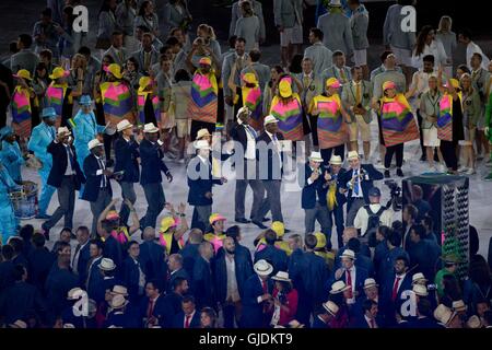 Rio De Janeiro, Brasilien. 5. August 2016. Die Gabun Team Wellen während der Eröffnungsfeier der Olympischen Sommerspiele 2016 in Rio. © Paul Kitagaki Jr./ZUMA Draht/Alamy Live-Nachrichten Stockfoto