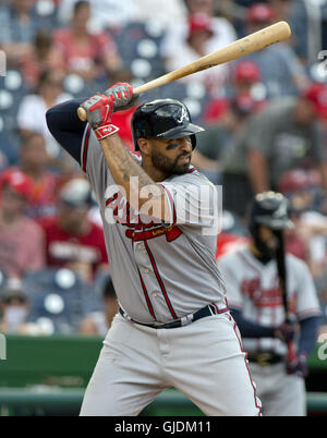 Washington, District Of Columbia, USA. 14. August 2016. Atlanta Braves verließ Fielder Matt Kemp (27) Fledermäuse im neunten Inning gegen die Washington Nationals am Nationals Park in Washington, DC am Sonntag, 14. August 2016. Die Staatsangehörigen gewann das Spiel 9 - 1.Credit: Ron Sachs/CNP Credit: Ron Sachs/CNP/ZUMA Draht/Alamy Live News Stockfoto