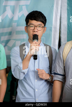 Hong Kong, Hong Kong SAR, China. 15. August 2016. Hong Kong Studentenaktivisten Gesicht eine Gefängnisstrafe, da sie zur Verurteilung auf der östlichen Magistrates Court in Sai Wan Ho auf Hong Kong Island auftauchen. NATHAN LAW KWUN Chung Nathan Law Kwun-Chung erhielt einen Serviceauftrag Gemeinschaft von 120 Stunden. Ihre Proteste löste die Regenschirm-Revolution vom September 2014. © Jayne Russell/ZUMA Draht/Alamy Live-Nachrichten Stockfoto