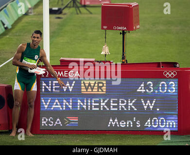 Rio De Janeiro, RJ, Brasilien. 14. August 2016. Olympia Leichtathletik: Gold-Medaillengewinner Wayde van Niekerk (RSA) feiert nach dem Sieg der Männer 400m-Finale im Olympiastadion (Länderspiel) während der Spiele 2016 in Rio Olympischen Sommerspiele. Bildnachweis: Paul Kitagaki Jr./ZUMA Draht/Alamy Live-Nachrichten Stockfoto