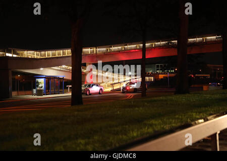 New York, USA. 14. August 2016. Ein Polizeiauto ist am JFK International Airport in New York, Vereinigte Staaten, am 14. August 2016 gesehen. Alles, was die Flüge am JFK International Airport in New York durch Berichte über Dreharbeiten in einem terminal, lokale Medien ausgesetzt worden sind, sagte am Sonntag. Bildnachweis: Tao Chen/Xinhua/Alamy Live-Nachrichten Stockfoto