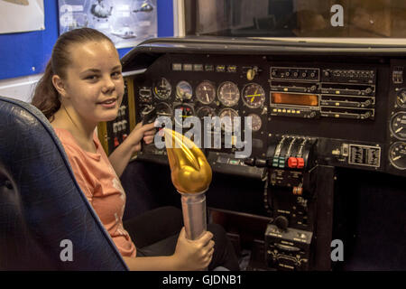 Essex-Vereinigtes Königreich - Royal Air Force Air Cadets feiern 75. Jubiläum mit Fackellauf obwohl Essex, England. 14. August 2016. Kadett mit Flugsimulation mit Fackel Credit: Darren Attersley/Alamy Live News Stockfoto