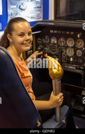 Essex-Vereinigtes Königreich - Royal Air Force Air Cadets feiern 75. Jubiläum mit Fackellauf obwohl Essex, England. 14. August 2016. Kadett mit Flugsimulation mit Fackel Credit: Darren Attersley/Alamy Live News Stockfoto