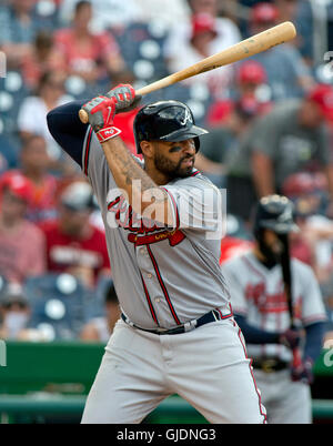 Washington, uns. 14. August 2016. Atlanta Braves verließ Fielder Matt Kemp (27) Fledermäuse im neunten Inning gegen die Washington Nationals am Nationals Park in Washington, DC am Sonntag, 14. August 2016. Foto: Ron Sachs/CNP/Dpa - NO-Draht-SERVICE-/ Dpa/Alamy Live News Stockfoto