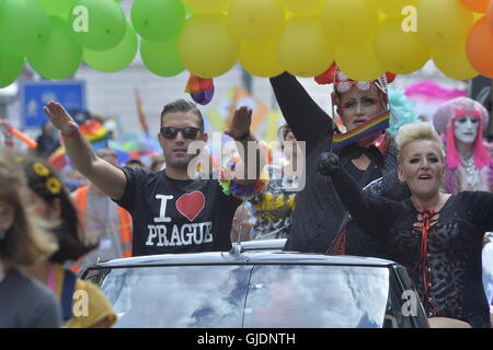 Prag, Tschechische Republik. 13. August 2016. Omar Sharif Jr, links, Enkel des verstorbenen berühmten ägyptischen Schauspieler mit dem gleichen Namen, der größte Star der Prague Pride in Prag, Tschechische Republik, März 13. August 2016. Rund 40.000 Menschen kamen im Letna Park in Prag-Pride-Parade zur Unterstützung von Lesben, Schwulen, Bisexuellen und Transsexuellen (LGBT), laut den Organisatoren, und die Polizei sagte, dass kein Vorfall entlang der ganzen Strecke vom Wenzelsplatz entfernt registriert wurde. Der Marsch war ein Höhepunkt des 6. Prague Pride Festival. © Michal Dolezal/CTK Foto/Alamy Live-Nachrichten Stockfoto