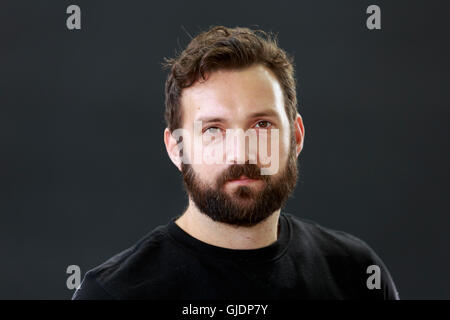 Edinburgh, UK. 15. August 2016. Edinburgh International Book Festival 3. Tag. Edinburgh International Book Festival statt in Charlotte Square Gardens. Edinburgh. Abgebildete Dominic Hinde. Pako Mera/Alamy Live-Nachrichten Stockfoto