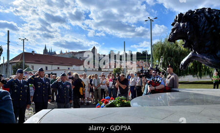 Prag, Tschechische Republik. 13. August 2016. Treffen, um die tschechoslowakische RAF-Piloten anlässlich des 71. ihre Rückkehr in die Heimat in Prag, Tschechische Republik, 13. August 2016 Tribut zollen. Die Veranstaltung in ein Denkmal für die britische Royal Air Force (RAF) Piloten in Prag-Klarov, nahmen rund 100 Personen, darunter eines der ehemaligen RAF-Piloten Pavel Vransky. Rund 2500 kämpfte tschechoslowakische Piloten in Royal Air Force im zweiten Weltkrieg. Sie abgeschossen oder 365 feindliche Flugzeuge schwer beschädigt. Etwa ein Fünftel von ihnen starben in den kämpfen. © Michal Dolezal/CTK Foto/Alamy Live-Nachrichten Stockfoto
