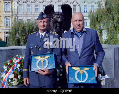 Brigadegeneral Libor Stefanik, links, ehemaligen tschechischen Luftwaffe Kommandant und Prag 1 Bürgermeister Oldrich Lomecky präsentierten sich mit der Luftwaffe Gedenk Medaille bei einem Treffen, tschechoslowakische RAF-Piloten anlässlich des 71. ihre Rückkehr in die Heimat in Prag, Tschechische Republik, 13. August 2016 zu würdigen. Die Veranstaltung in ein Denkmal für die britische Royal Air Force (RAF) Piloten in Prag-Klarov, nahmen rund 100 Personen, darunter eines der ehemaligen RAF-Piloten Pavel Vransky. Rund 2500 kämpfte tschechoslowakische Piloten in Royal Air Force im zweiten Weltkrieg. Sie abgeschossen oder ernsthaft beschädigt 365 e Stockfoto