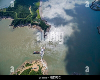 Zhoushan. 15. August 2016. Foto aufgenommen am 15. August 2016 zeigt die Stärke der Gezeiten Generator befindet sich am See in der Nähe von Xiushan Insel Zhoushan Stadt, Ost-China Zhejiang Provinz. Ein 3,4 Megawatt Gezeiten-Stromgenerator teilweise von China entwickelte begann Stromerzeugung am Montag. Mit dem Gewicht von rund 2.500 Tonnen ist der modulare Generator 70 Meter lang, 30 Meter breit und durchschnittlich 20 Meter hoch. Das Gerät kann widerstehen, Taifune und Wellen bis zu 4 Metern. © Xu Yu/Xinhua/Alamy Live-Nachrichten Stockfoto