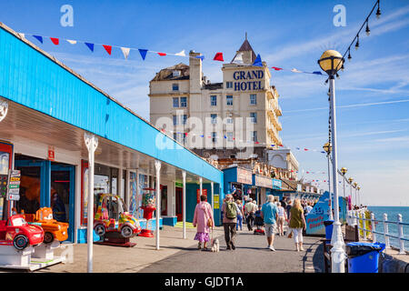 Llandudno, Conwy Wales, UK. 15. August 2016. Sommer kommt endlich auf die Küste von Nordwales und jeder bekommt um die Sonne zu genießen. Hier sind Menschen zu Fuß auf dem Pier. Bildnachweis: Travellinglight/Alamy Live-Nachrichten Stockfoto