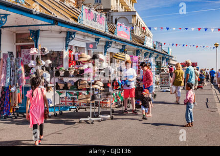 Llandudno, Conwy Wales, UK. 15. August 2016. Sommer kommt endlich auf die Küste von Nordwales und jeder bekommt um die Sonne zu genießen. Hier werden Menschen einkaufen, auf dem Pier, und eine junge Familie Sonnenhüte entscheiden sich für ihre Kinder. Bildnachweis: Travellinglight/Alamy Live-Nachrichten Stockfoto