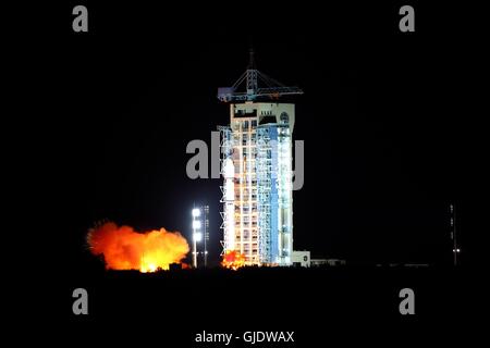 Jiuquan, Chinas Provinz Gansu. 16. August 2016. China startet der weltweit erste Quantum Satellit auf einem langen März-2D-Rakete vom Jiuquan Satellite Launch Center in Jiuquan, Nordwesten Chinas Provinz Gansu, 16. August 2016. Der weltweit erste Quantum Kommunikationssatellit, das China anschickt, zu starten, ist angesichts der Moniker "Micius," nach dem fünften Jahrhundert v. Chr. chinesische Wissenschaftler, der chinesischen Akademie der Wissenschaften (CAS) Montag angekündigt worden. © Jin Liwang/Xinhua/Alamy Live-Nachrichten Stockfoto