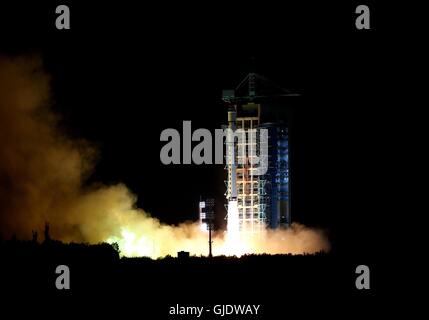 Jiuquan, Chinas Provinz Gansu. 16. August 2016. China startet der weltweit erste Quantum Satellit auf einem langen März-2D-Rakete vom Jiuquan Satellite Launch Center in Jiuquan, Nordwesten Chinas Provinz Gansu, 16. August 2016. Der weltweit erste Quantum Kommunikationssatellit, das China anschickt, zu starten, ist angesichts der Moniker "Micius," nach dem fünften Jahrhundert v. Chr. chinesische Wissenschaftler, der chinesischen Akademie der Wissenschaften (CAS) Montag angekündigt worden. © Jin Liwang/Xinhua/Alamy Live-Nachrichten Stockfoto