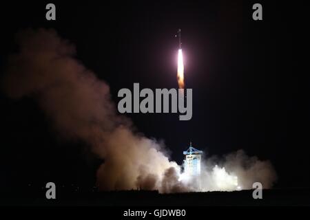 Jiuquan, Chinas Provinz Gansu. 16. August 2016. China startet der weltweit erste Quantum Satellit auf einem langen März-2D-Rakete vom Jiuquan Satellite Launch Center in Jiuquan, Nordwesten Chinas Provinz Gansu, 16. August 2016. Der weltweit erste Quantum Kommunikationssatellit, das China anschickt, zu starten, ist angesichts der Moniker "Micius," nach dem fünften Jahrhundert v. Chr. chinesische Wissenschaftler, der chinesischen Akademie der Wissenschaften (CAS) Montag angekündigt worden. © Jin Liwang/Xinhua/Alamy Live-Nachrichten Stockfoto