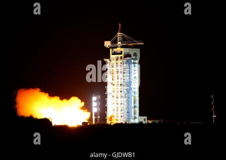Jiuquan, Chinas Provinz Gansu. 16. August 2016. China startet der weltweit erste Quantum Satellit auf einem langen März-2D-Rakete vom Jiuquan Satellite Launch Center in Jiuquan, Nordwesten Chinas Provinz Gansu, 16. August 2016. Der weltweit erste Quantum Kommunikationssatellit, das China anschickt, zu starten, ist angesichts der Moniker "Micius," nach dem fünften Jahrhundert v. Chr. chinesische Wissenschaftler, der chinesischen Akademie der Wissenschaften (CAS) Montag angekündigt worden. © Jin Liwang/Xinhua/Alamy Live-Nachrichten Stockfoto