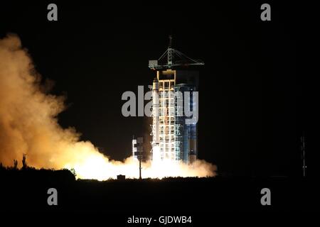 Jiuquan, Chinas Provinz Gansu. 16. August 2016. China startet der weltweit erste Quantum Satellit auf einem langen März-2D-Rakete vom Jiuquan Satellite Launch Center in Jiuquan, Nordwesten Chinas Provinz Gansu, 16. August 2016. Der weltweit erste Quantum Kommunikationssatellit, das China anschickt, zu starten, ist angesichts der Moniker "Micius," nach dem fünften Jahrhundert v. Chr. chinesische Wissenschaftler, der chinesischen Akademie der Wissenschaften (CAS) Montag angekündigt worden. © Jin Liwang/Xinhua/Alamy Live-Nachrichten Stockfoto