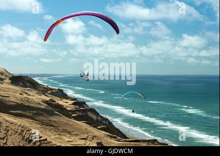 Gleitschirme am Rubjerg Knude Leuchtturm, Loenstrup, Dänemark Stockfoto