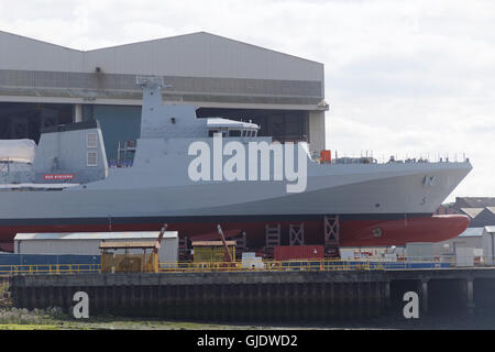 Glasgow, Schottland 15. August 2016. HMS Forth erblickt das Licht des Tages an den Ufern der BAE Govan Werft. Auf dem Clyde hat heute zwar als River-Klasse eingestuft engere Beziehungen der Amazonas-Klasse Patrouillenboote für die brasilianische Marine gebaut. Diese Schiffe sind tragen die Namen von drei der wichtigsten Wasserstraßen, Trent, Forth und Medway Großbritanniens, die wichtigste Quelle für die aktuelle Arbeit des Clyde. BAE erhielt einen £ 348 Millionen-Vertrag, die drei Schiffe im August 2014 zu bauen. Eine abgeschlossene Hülle ist eine ungewöhnliche Website in diesen Tagen auf dem Fluss. Bildnachweis: Gerard Fähre/Alamy Live-Nachrichten Stockfoto