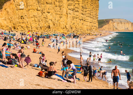 West Bay, Dorset, UK. 15. August 2016. Großbritannien Wetter. Urlauber genießen den Strand an einem herrlichen sonnigen Sommern Nachmittag an dem Urlaubsort an der Küste von West Bay auf Dorset Jurassic Coast. West Bay ist die Einstellung für ITV hit Drama Broadchurch. Bildnachweis: Graham Hunt/Alamy Live-Nachrichten Stockfoto