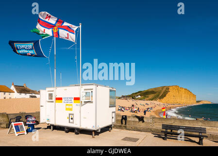 West Bay, Dorset, UK. 15. August 2016. Großbritannien Wetter. Die RNLI Rettungsschwimmer Post über den Ostanleger an einem herrlichen sonnigen Sommern Nachmittag an dem Urlaubsort an der Küste von West Bay auf Dorset Jurassic Coast. West Bay ist die Einstellung für ITV hit Drama Broadchurch. Bildnachweis: Graham Hunt/Alamy Live-Nachrichten Stockfoto