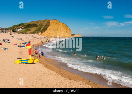 West Bay, Dorset, UK. 15. August 2016. Großbritannien Wetter. Urlauber genießen den Strand an einem herrlichen sonnigen Sommern Nachmittag an dem Urlaubsort an der Küste von West Bay auf Dorset Jurassic Coast. West Bay ist die Einstellung für ITV hit Drama Broadchurch. Bildnachweis: Graham Hunt/Alamy Live-Nachrichten Stockfoto