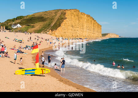 West Bay, Dorset, UK. 15. August 2016. Großbritannien Wetter. Urlauber genießen den Strand an einem herrlichen sonnigen Sommern Nachmittag an dem Urlaubsort an der Küste von West Bay auf Dorset Jurassic Coast. West Bay ist die Einstellung für ITV hit Drama Broadchurch. Bildnachweis: Graham Hunt/Alamy Live-Nachrichten Stockfoto