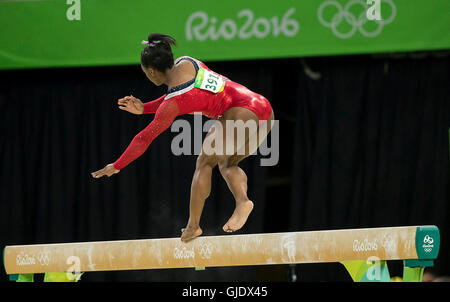 Rio De Janeiro, Brasilien. 15. August 2016. Bronzemedaillen-Gewinner SIMONE BILES (USA) rutscht während ihres Auftritts auf der Frauen Schwebebalken Finale in Rio Olympischen Arena während der Spiele 2016 in Rio Olympischen Sommerspiele. Bildnachweis: Paul Kitagaki Jr./ZUMA Draht/Alamy Live-Nachrichten Stockfoto